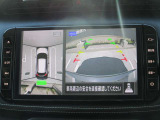 真上から見下ろすような映像で、車庫入れや縦列駐車時に、自車と駐車位置の関係をひと目で確認でき、スムースな駐車をサポート。動く物を検知してお知らせすることで、発進時の安全確認もサポートします。