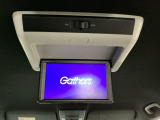 天井にリア席モニターが付いています。ナビゲーションで再生しているDVD等の映像を、後部座席の方にご覧いただくことができます。お子様にも大人気です。