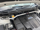 【STIタワーバー】お車の剛性を高めるタワーバーを装備。よりスムーズなコーナリング走行が可能となり、走りも楽しめます。