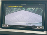 【バックカメラ】駐車時に後方がリアルタイム映像で確認できます。大型商業施設や立体駐車場での駐車時や、夜間のバック時に大活躍!運転スキルに関わらず、今や必須となった装備のひとつです!