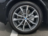 BMW純正20インチホイール。洗練されたデザインで、足元の個性を引き立てます。