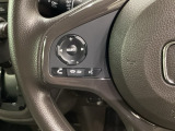 ステアリングスイッチがついていますので、オーディオのチャンネル変更、ボリューム、ジャンル変更が操作可能です。ハンドルから手を離さず安全に操作できます。