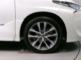 純正のアルミホイール装着車です。タイヤサイズは225/50R18です。