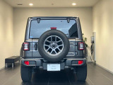 後方から見ると特徴のあるテールランプシンプルにjeepエンブレムが付いてきます。