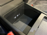 マットブラックにホワイトのLIBERALAのロゴの建物と看板が目印です。