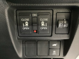 両側電動スライドドアは運転席から操作ができるよう、操作スイッチが付いています。その周辺にはヘッドライトレベライザーのスイッチやHondaセンシング用の、VSA解除スイッチなどがついています。