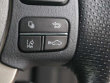 レーダークルーズコントロール(全車速追従機能付)が装備されています。高速道路で定速走行だけでなく、0km/hから約100km/hの広い範囲で先行車との車間距離を適切に保ちながら追従走行ができます。