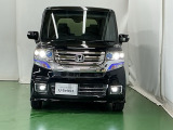 ディスチャージヘッドライト【HID】を装備していますのでとても明るく、夜間の走行や雨の日も安全・安心です。オートライトコントロール付きで周囲の明るさに応じて自動で点灯・消灯します。