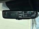 【デジタルインナーミラー(トヨタ)】車両後方カメラの映像をルームミラーに映すことが出来ます。 そのため、後席に人や荷物があって後方が見えづらい場合でもしっかり視界を確保することが出来ます。