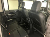 屋根までの高さがある車のため、大人の方でも圧迫感が少なく乗車出来ます。足元は広く取られているため、ゆったりとお乗り頂けます。
