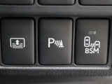 超音波センサーを利用して、車両前方や車両後方の障害物を検知。障害物との距離と接近部位の位置をマルチインフォメーションディスプレイに表示し、同時に音声とブザーでドライバーに注意を促します。
