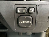 狭い駐車場で便利な電動格納ドアミラーが付いています。