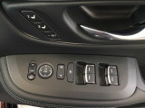 電動格納式リモコンドアミラーと、パワーウィンドウマスタースイッチ等は運転席ドアにあります。
