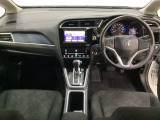車内は光触媒抗菌消臭施工済です。インパネ周りはスタイリッシュなデザインで機能や装備も充実しています。グローブボックスやカップホルダーのほかにトレーなどたくさんの収納スペースが付いています。