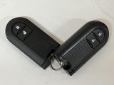 電子カードキーを携帯していれば、ドアハンドルやバックドアのリクエストスイッチを押すだけでドアの施錠・解錠が出来ます♪もちろん 遠隔操作も可能です!盗難防止のイモビライザー機能装備ですよ ☆
