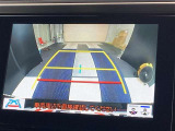 こちらのバックカメラは画面にラインが表示されておりますので、バック持のクルマの進行方向の目安になります。より高いレベルで車庫入れをサポートする、便利な機能ですね。