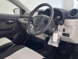 【運転席】座り心地が良いシートなので長時間の運転でも快適にお過ごしいただけます。新品のフロアマットのご注文も可能です。掲載箇所以外にご希望の写真がございましたらお気軽にお問い合わせ下さい。