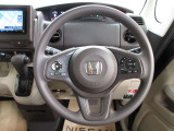 運転が楽しくなる明るく開放的な運転席まわりです。クルーズコントロール付きで高速など速度を一定に保ってくれます