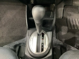 CVT車のセレクトレバーです。低速から高速まで、変速ショックのないスムーズな走りを実現するとともに、エンジン効率のよい領域を維持することで燃費にも貢献します。