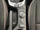 コマンダーコントロール。スイッチを探すことなく自然に手を下した位置に配置。手元を見ることなく、各種操作が行えます。