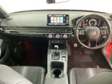 車内は光触媒抗菌消臭施工済です。スタイリッシュなデザインでスポーティなインパネ周りを演出します。グローブボックスやカップホルダーのほかにトレーなどたくさんの収納スペースが付いています。