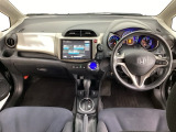 車内は光触媒抗菌消臭施工済です。インパネ周りはスタイリッシュなデザインです。グローブボックスやカップホルダーのほかにトレーなどたくさんの収納スペースが付いています。