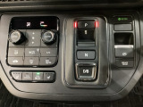 シフトはセレクトレバーのなくなったエレクトリックギアセレクターになっています。「e:HEV」搭載車ですので、日常シーンのほとんどをモーターで走行し、状況に応じあらゆる領域で優れた燃費走行を実現します。