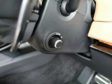 【電動コラム】シートメモリーと合わせて使用すると複数人運転する場合は、お好きなポジションを記憶する事ができます。細かな調節も可能なため、ストレスなく運転が出来ます。