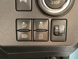 衝突の危険がある時に警告してくれる衝突軽減ブレーキ。車線を外れそうな時に警告し、ステアリング制御してくれる路外逸脱制御機能搭載!