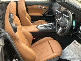 【コックピットシート】BMW車の主役席。車体中央にくる様に配置し車両重心とが一致する事でドライバーと車との一体感あるドライビングを実現。人間工学に基づき形成した形状が長時間のドライブ疲労も軽減します!