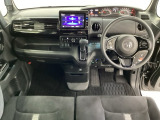 車内は光触媒抗菌消臭施工済です。スタイリッシュなデザインでスポーティなインパネ周りを演出します。グローブボックスやカップホルダーのほかにトレーなどたくさんの収納スペースが付いています。