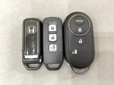 スマートキー付きですからドアロックの開閉およびエンジンスタートが楽々です。電動スライドドアの開け閉めもボタンで操作できます。加えて、純正リモコンエンジンスターター用の操作キーもついています。