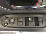 電動格納式リモコンドアミラーと、パワーウィンドウマスタースイッチ等は運転席ドアにあります。