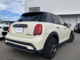 MINIのアイコンでもある、丸目のヘッドライト。高いデザイン性でMINIをよりお洒落に見せてくれます!