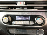 【オートエアコン】一度お好みの温度に設定すれば、車内の温度を検知し風量や温度を自動で調整。暑い…寒い…と何度もスイッチ操作をする必要はありません。快適な車内空間には必須の機能ですね♪