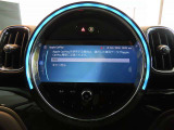 アップルカープレイ対応モニターが採用されております。お手持ちのアイフォンとブルートゥースペアリングを行っていただけましたらマップ等が表示され、ナビゲーションと異なり地図更新もなく、非常に重宝します。