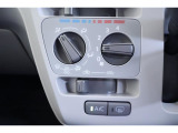 シンプルで使いやすい位置にスイッチがあるマニュアルエアコン搭載車です