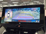 【パノラミックビューモニター】専用のカメラにより、上から見下ろしたような視点で360度クルマの周囲を確認することができます☆死角部分も確認しやすく、狭い場所での切り返しや駐車もスムーズに行えます。