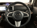 ダイハツ純正ステアリングリモコン付きハンドル搭載!運転中のハンドル操作でナビゲーションの音量や音楽の早送りなどが可能!これが付いていると便利★