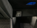 アクセサリーソケットはUSBのアダプターなどをつければ、スマホの充電にも使えます。