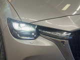 【LEDヘッドライト】悪天候や夜間走行時も良好な視界を確保し安心して運転できる高輝度LEDヘッドライトを装備!点灯速度が早く、消費電力も抑えられています。
