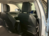 【リアシート】屋根までの高さがある車のため、大人の方でも圧迫感が少なく乗車出来ます。足元は広く取られているため、ゆったりとお乗り頂けます。