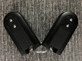 電子カードキーを携帯していれば、ドアハンドルやバックドアのリクエストスイッチを押すだけでドアの施錠・解錠が出来ます♪もちろん 遠隔操作も可能です!盗難防止のイモビライザー機能装備ですよ ☆