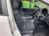 運転席まわりには十分なスペースがあり、大柄な方でもゆったり運転していただける環境です。