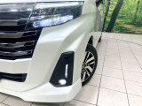 【LEDヘッドライト】悪天候や夜間走行時も良好な視界を確保し安心して運転できる高輝度LEDヘッドライトを装備!点灯速度が早く、消費電力も抑えられています。