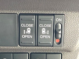 【両側パワースライドドア】スマートキーや運転席のスイッチで後席両側スライドドアの開閉が可能♪電動だから力を入れてドアを開ける必要が無く、小さなお子様でも簡単に開け閉めでき快適です♪