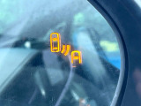 【ブラインドスポットモニター】走行中、ドアミラーの死角になりやすい箇所に後続車が接近するとサイドミラーのレンズに警告を表示!ドライバーに注意喚起をしてくれます。
