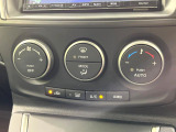 【オートエアコン】一度お好みの温度に設定すれば、車内の温度を検知し風量や温度を自動で調整。暑い…寒い…と何度もスイッチ操作をする必要はありません。快適な車内空間には必須の機能ですね♪