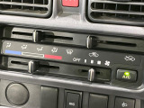 寒い冬も暑い夏も全席に快適な空調を届けてくれる、ダイヤル式エアコンを装備♪