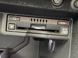 【ETC2.0(DSRC/ITSスポット)】ETCカードを挿入すれば料金所はノンストップで通過できます。ETC限定の割引や、高速道路の情報提供サービスを利用できます。